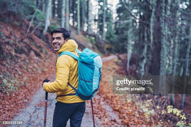 toerist die op een weg in de berg loopt - omkijken stockfoto's en -beelden