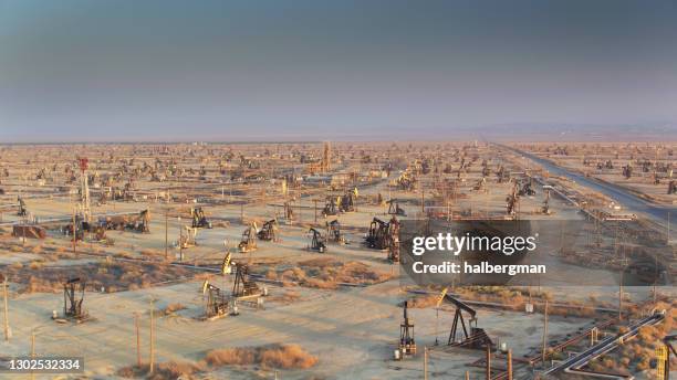 riesiges ölfeld in kalifornien - drohnen-schuss - oil field stock-fotos und bilder