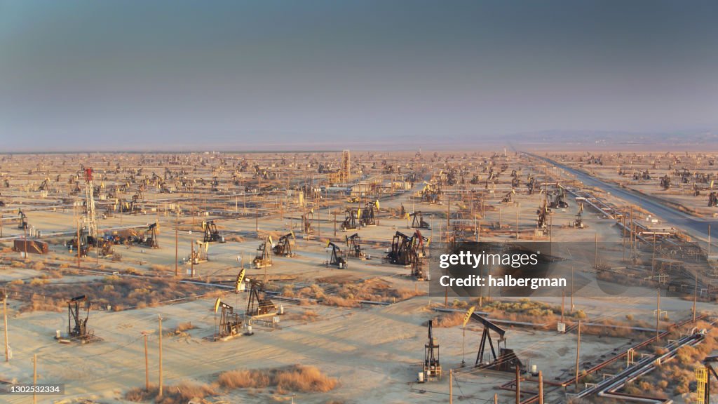 Vasto campo petrolífero en California - Drone Shot