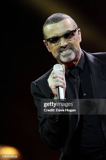 George Michael Instruments George Michael Performs At Royal Albert Hall In London Photos et images ...