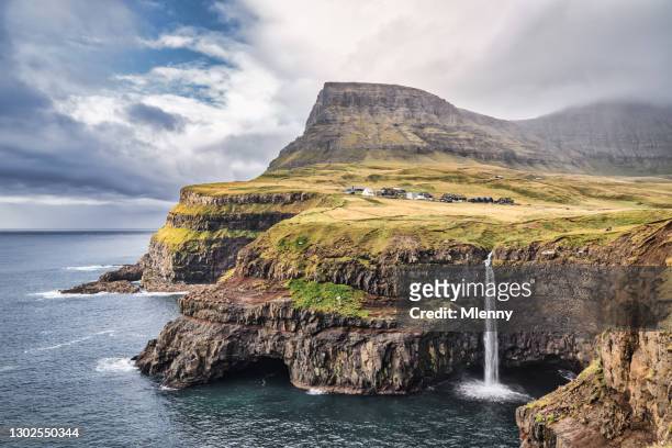 faeröer mulafossur waterval dramatische skyscape gasadalur vágar eiland - faroe islands stockfoto's en -beelden