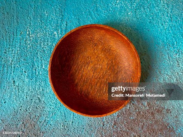 empty wooden bowl on the tabl - beautiful ramadan - fotografias e filmes do acervo