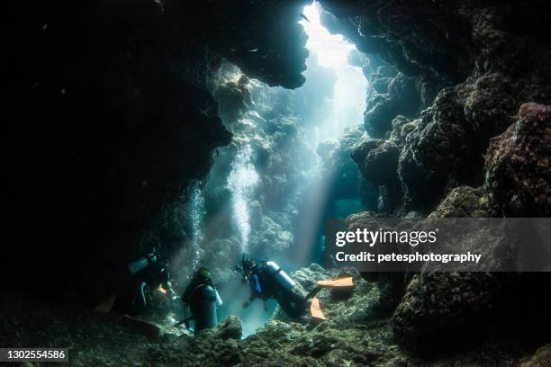 divers in a cave - immersion stock pictures, royalty-free photos & images