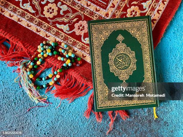 holly quran in ramadan - coran photos et images de collection