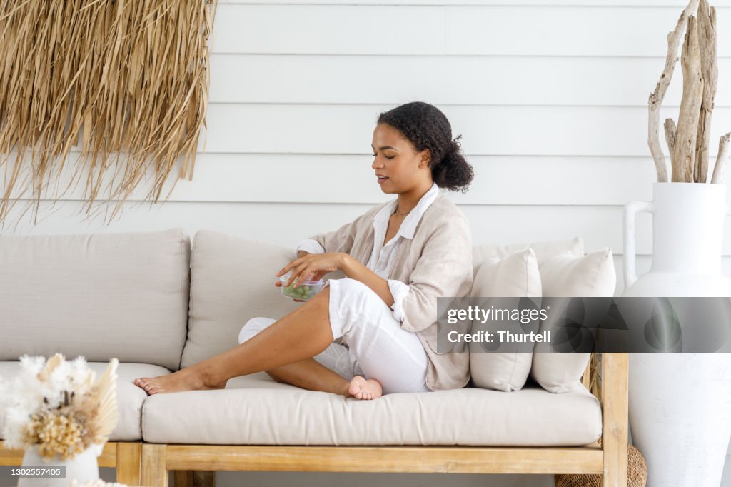 Joven Mujer Negra Comiendo Uvas de Alimentos Contenedor
