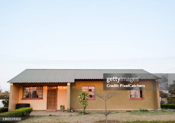 buitenkant van het huis van de familie in afrika - zambia stockfoto's en -beelden