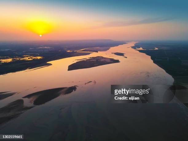 fiume huang he (fiume giallo) al tramonto, provincia di henan - henan province foto e immagini stock