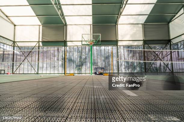 basketball court with shed - court room stock-fotos und bilder