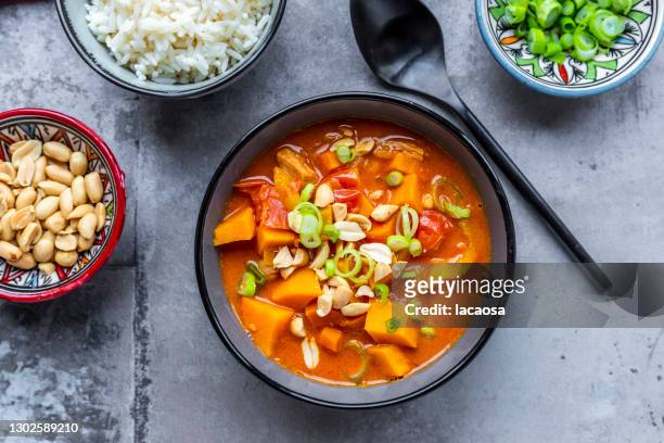 sweat potatoe curry with peanuts and rice - stew fotografías e imágenes de stock