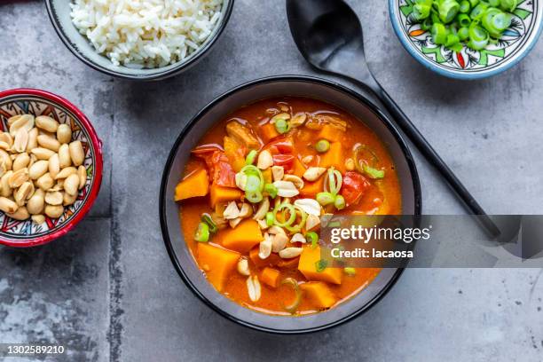 sweat potatoe curry with peanuts and rice - plat mijoté photos et images de collection