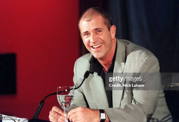Actor Mel Gibson smiles at a comment during a press conference to promote his new movie "What Women Want" October 17, 2000 at the Intercontinental...