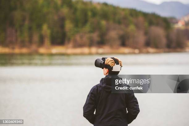 湖の近くのバーチャルリアリティ - flying goggles ストックフォトと画像