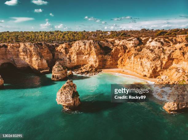 luchtfoto van praia da mesquita bij prachtige kustlijn algarve in de buurt van benagil caves, portugal - rocky coastline stockfoto's en -beelden