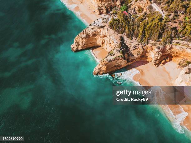 vista aérea da bela costa do algarve perto das cavernas de benagil, portugal - rocky coastline - fotografias e filmes do acervo