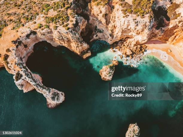 luchtfoto van de praia da mesquita bij de kustlijn van de algarve in de buurt van de grotten van benagil, portugal - albufeira beach stockfoto's en -beelden