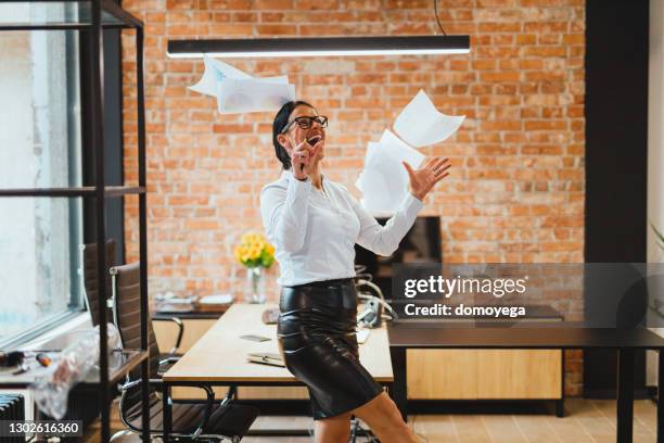 empresária feliz jogando papéis no ar no escritório - demissão - fotografias e filmes do acervo
