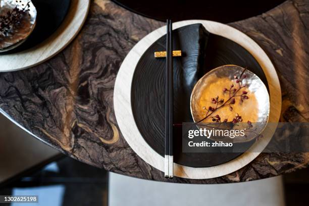 overlooking the chinese tableware on the dining table - chinese restaurant photos et images de collection