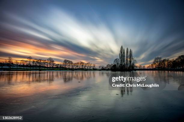 sunset on the lake at pontefract race course - west yorkshire stockfoto's en -beelden
