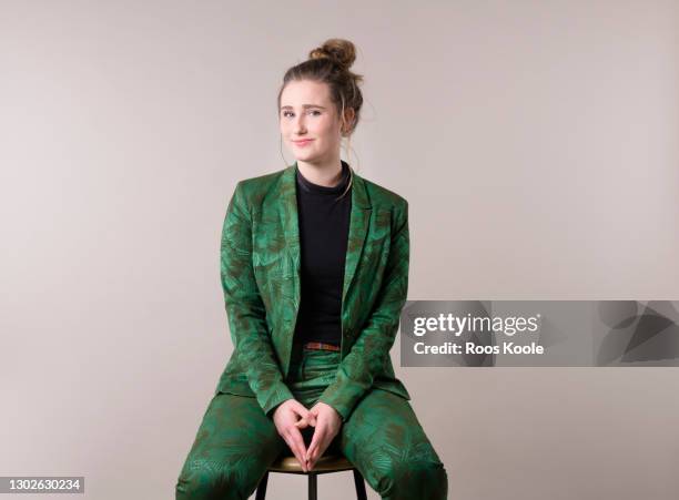 young woman on a stool - tabouret photos et images de collection