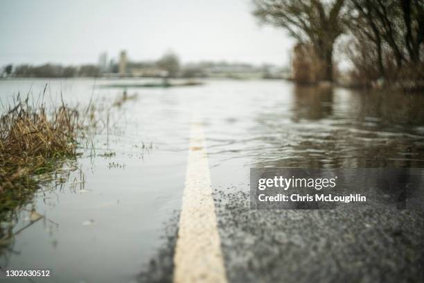 flood water - british winter weather - overstroming stockfoto's en -beelden