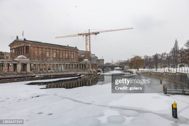 sneeuw bedekte spree river op museumeiland met oude oude nationale galerij - berlin spree stockfoto's en -beelden