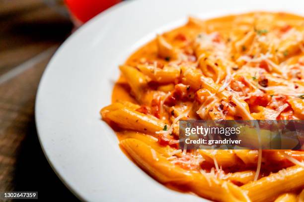 penne pasta alla vodka italiensk middag - vodka bildbanksfoton och bilder