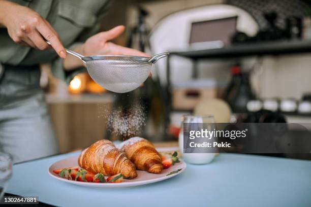 una fotógrafa de comida prepara un delicioso desayuno para filmar - powdered sugar sifter fotografías e imágenes de stock