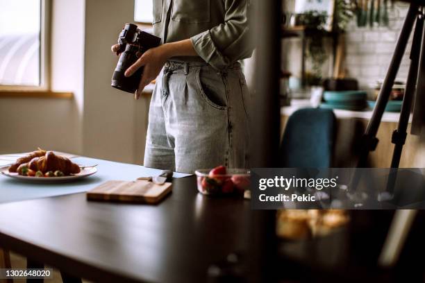 junge fotografin in ihrem home-studio-büro - atelier food stock-fotos und bilder