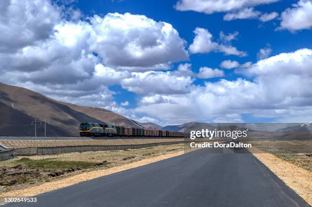 motionen tåg till lhasa i tibet, kina - lok bildbanksfoton och bilder