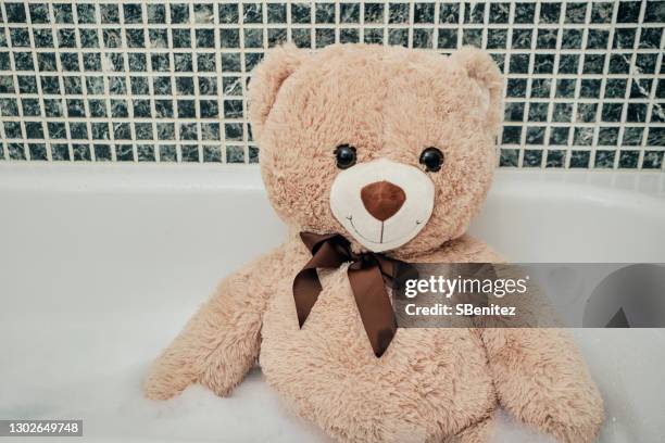 a big teddy bear is bathing in a bathtub - 洗礼 個照片及圖片檔