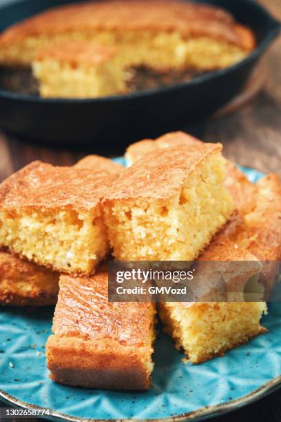 pão de milho frigideira fundido de ferro - pão de milho - fotografias e filmes do acervo