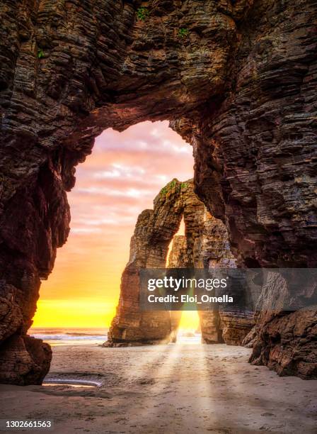 playa de las catedrales kathedraal strand in galicië spanje - beautiful sunrise stockfoto's en -beelden