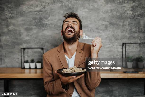 hombre de negocios en restaurante de comida rápida - eating food happy fotografías e imágenes de stock