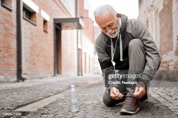 bind een schoenveter en ga - tying shoes stockfoto's en -beelden