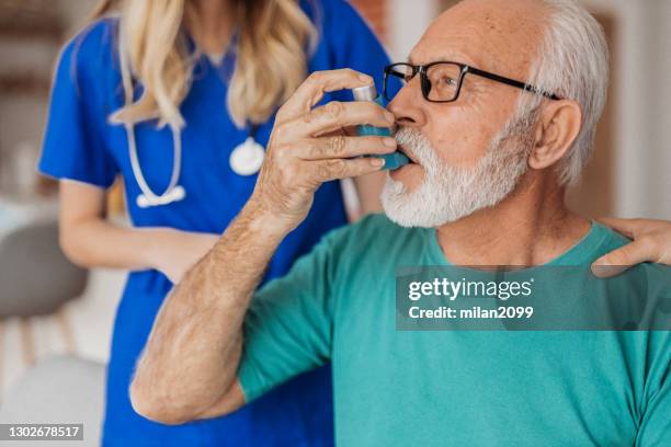 besuch senior - asthmatic stock-fotos und bilder