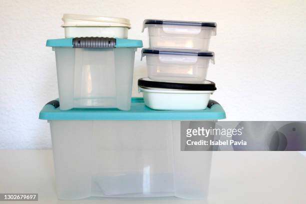stack of recyclable plastic food containers - industrial storage bins - fotografias e filmes do acervo