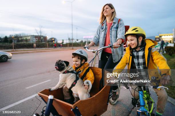 familienradfahren in der stadt - junge fahrrad stock-fotos und bilder