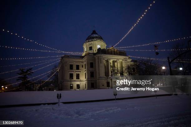 snow covers the lawn of the monroe county courthouse square in bloomington, indiana - bloomington indiana stock-fotos und bilder