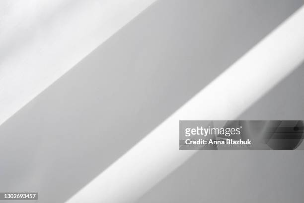 trendy photography effect of sun light reflection over white background for overlay - shadow foto e immagini stock