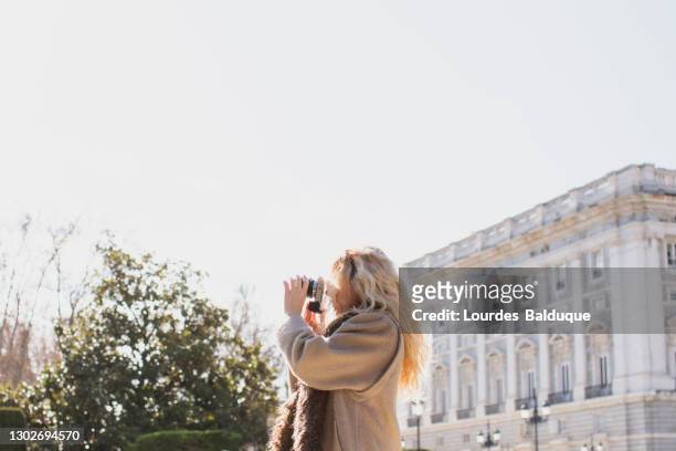 fashion street style with photo camera - street style in madrid stock pictures, royalty-free photos & images