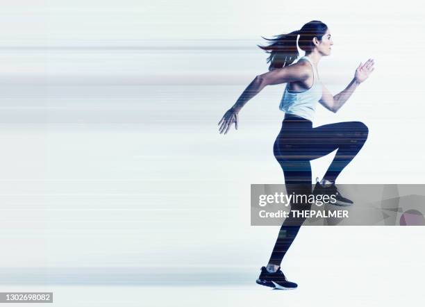 mujer corredora compuesta con rayas de luces y líneas - corredora de footing fotografías e imágenes de stock