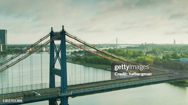 drohnenschuss von anthony wayne bridge und downtown toledo, ohio - toledo ohio stock-fotos und bilder