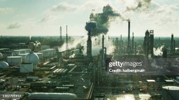 drone shot de una enorme refinería de petróleo en el este de toledo, ohio - toledo ohio fotografías e imágenes de stock