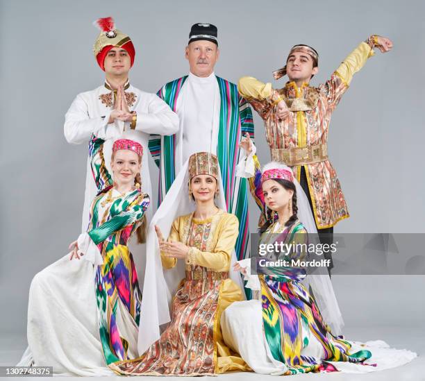 un grupo de bailarines con ropa popular uzbeka, armenia e india está de pie y mirando alegremente a la cámara - beautiful armenian women fotografías e imágenes de stock