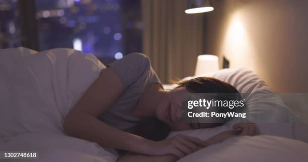 de aziatische vrouwenslaap goed - bed sleep stockfoto's en -beelden