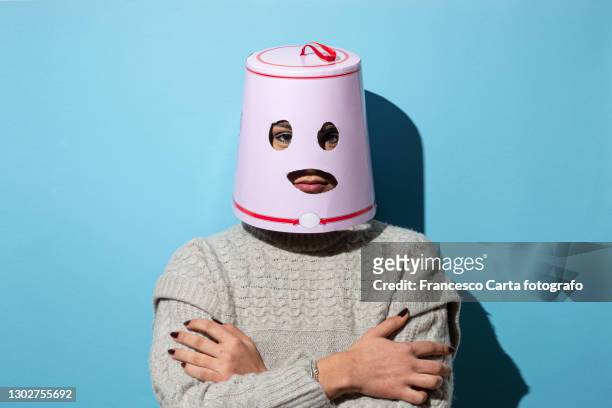 woman with cardboard box on her head - persona irriconoscibile foto e immagini stock