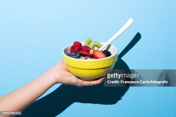 woman's hand holding bowl with muesli - bowl 個照片及圖片檔