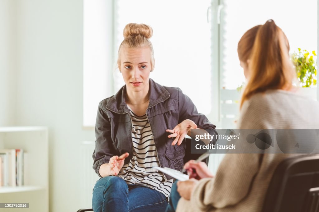 Mujer discutiendo problemas con psicoterapeuta