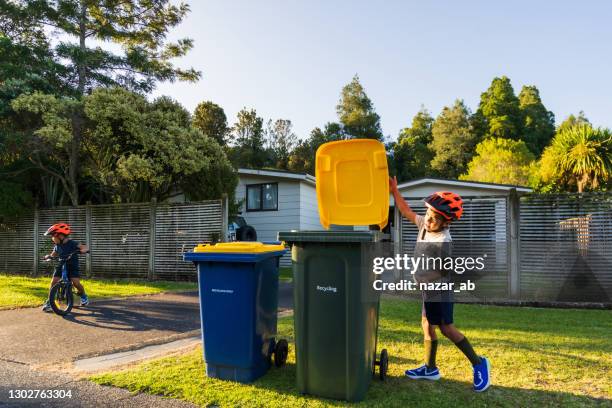 lernen, zu recyceln. - mülleimer auf rollen stock-fotos und bilder