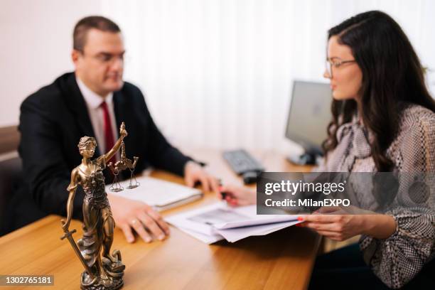 avvocato con il cliente - divorzio foto e immagini stock